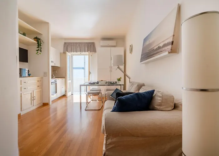 Guesthost - Dimora Del Teatro Sightly Apartment Bari